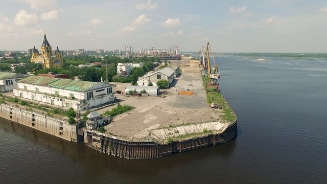 Пакгаузы с конструкциями - справа, вдалеке строят стадион.