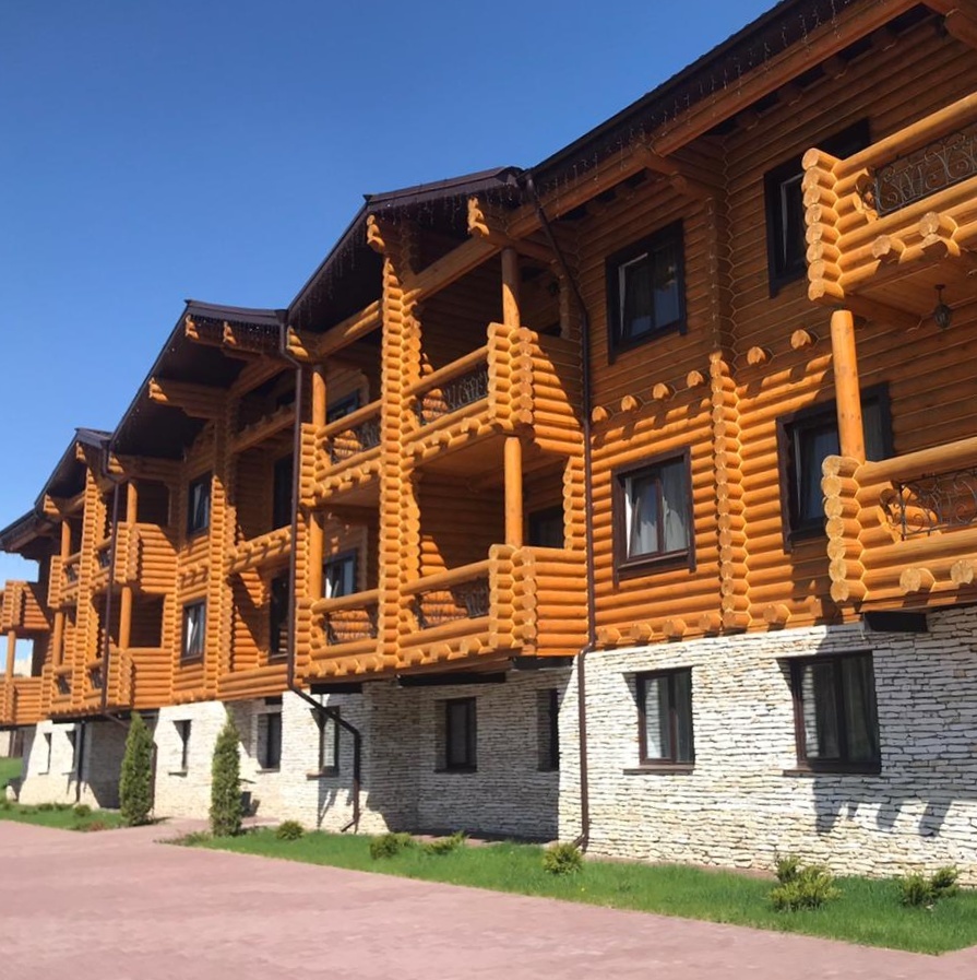 Здание трёхэтажное: первый этаж каменный, остальные из дерева