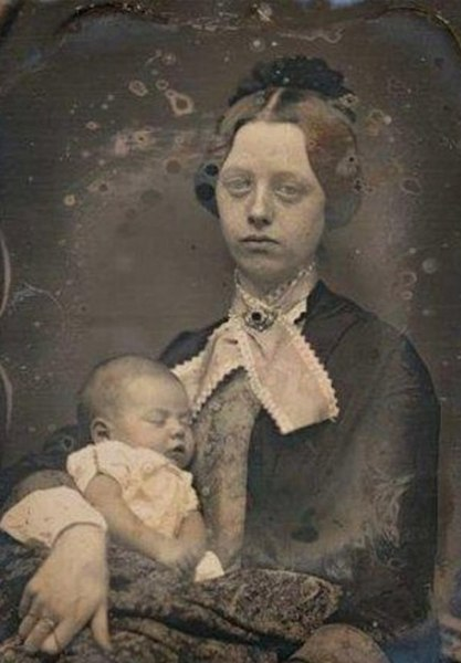 Женщина умерла при родах, по поводу крохи ничего не известно 