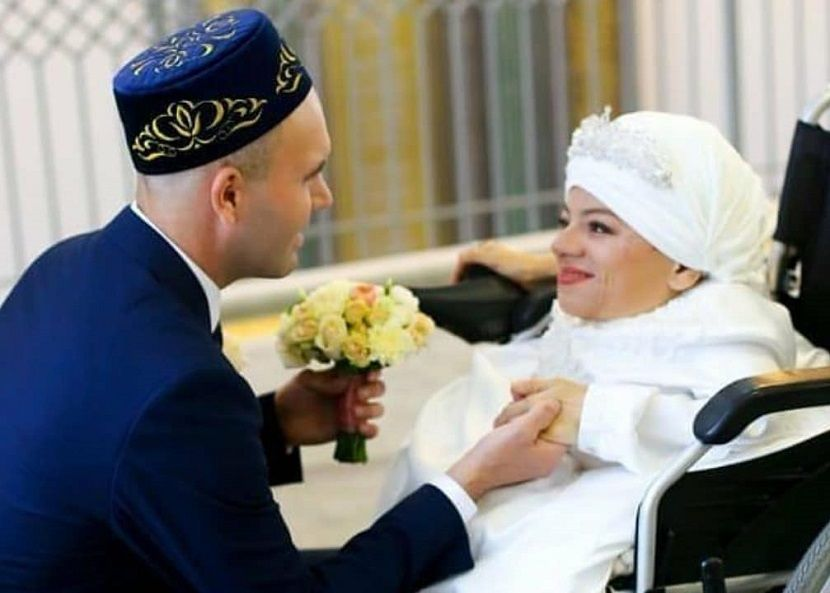 Свое прозвище девушка получила из-за редкого заболевания — несовершенный остеогенез. 