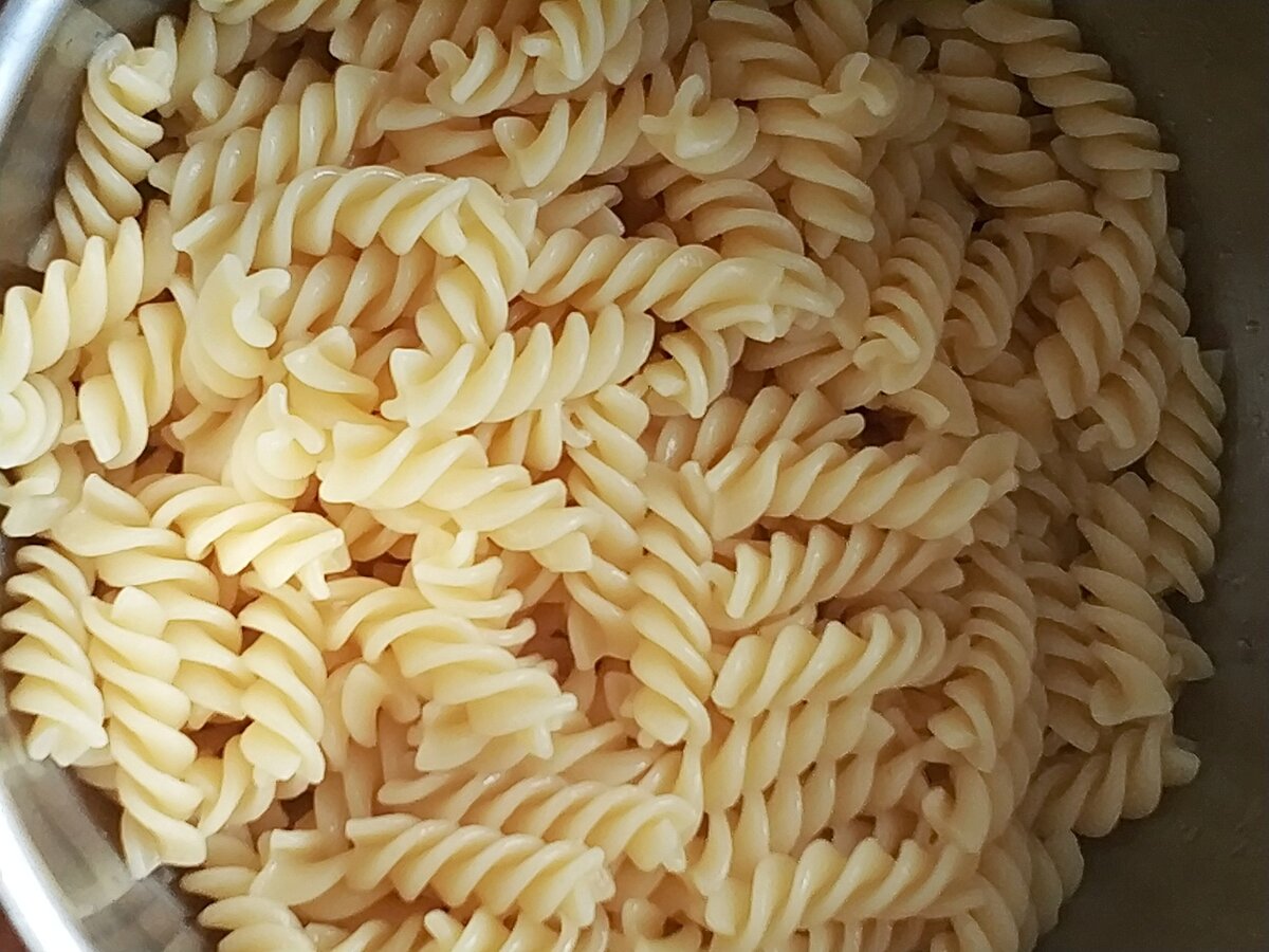 Макарон пошагово. Лапша Fusilli. Печерские макароны. Макароны сваренные. Макароны спиральки.