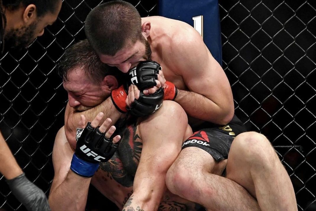 Кадр с боя Хабиб Нурмагомедов против Конора Макрегора