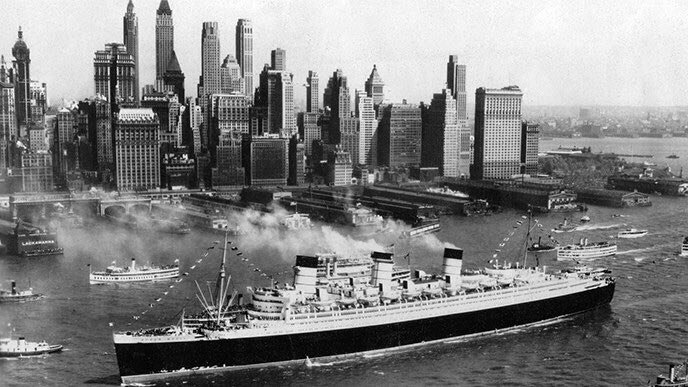 Queen Mary на фоне Манхэттена