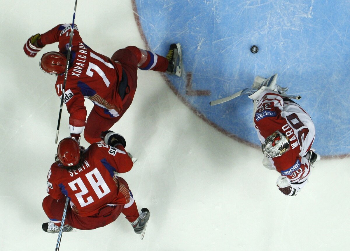 18 мая 2008 года российские хоккеисты выиграли золото чемпионата мира и прервали 15-летнее ожидание большого успеха. Вячеславу Быкову и Игорю Захаркину удалось сбалансировать сильный состав и игру.