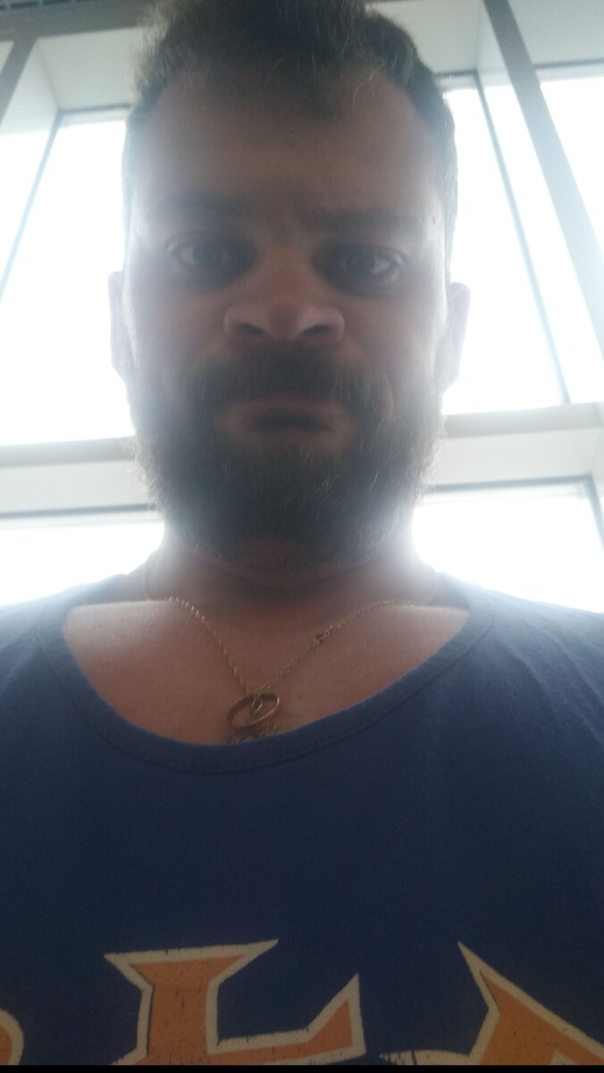 То чувство когда сделал хороший ракурс, что аж сиськи на весь экран. Не ну сразу видно я фотограф от Бога :) Я симпатичнее))))