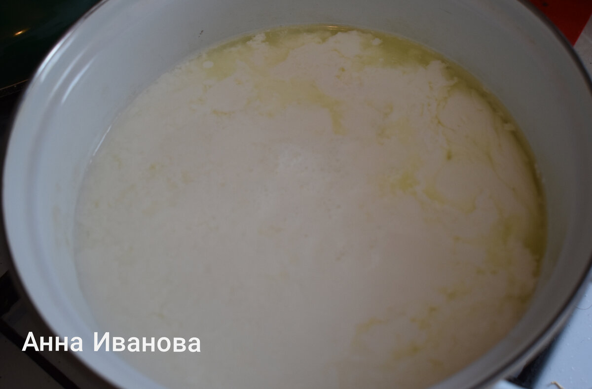 Молоко и кефир выливаем в кастрюлю, варим пока не будет отделяться сыворотка, примерно 5 минут.