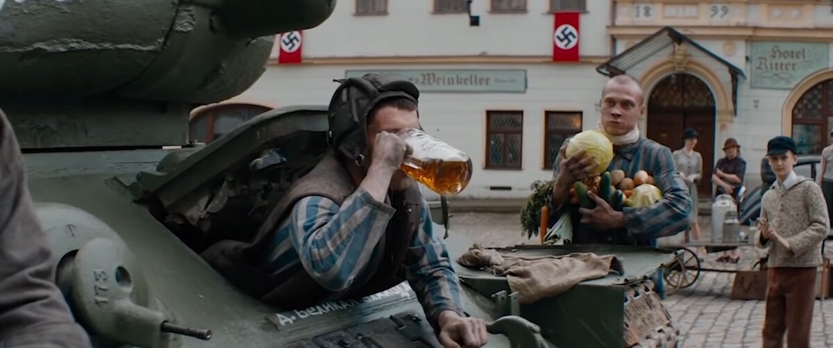 Василёнок пьёт спиртное в чешском городе.