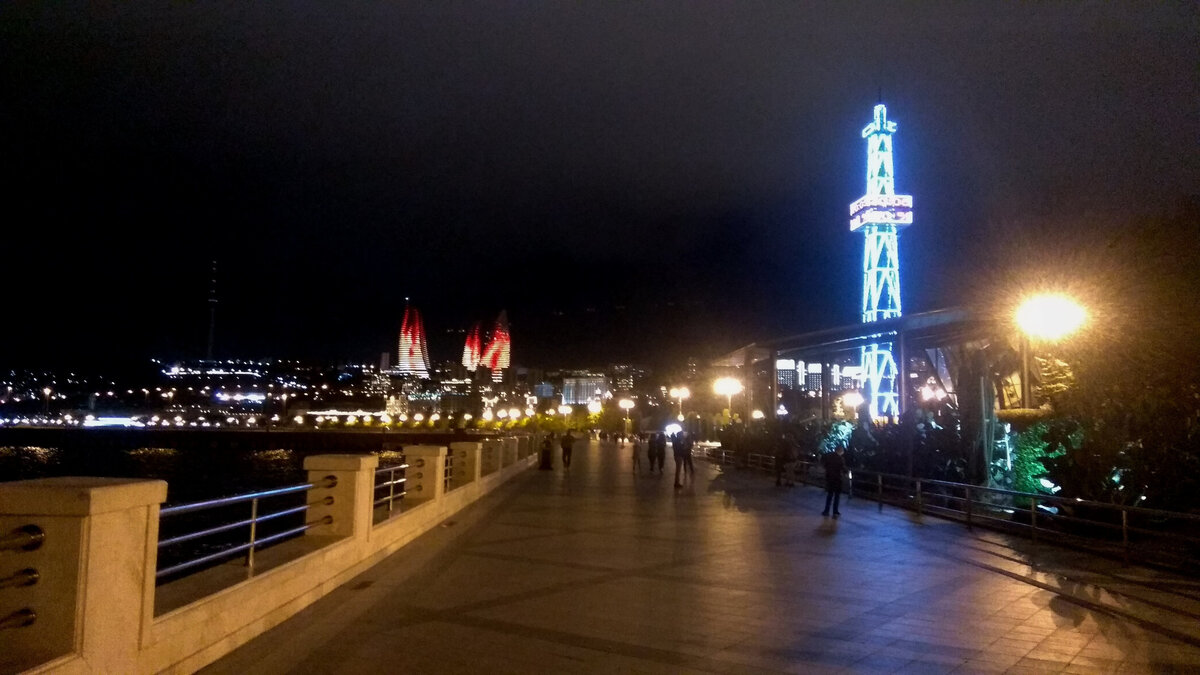 Первые впечатления! Вдалеке видны башни Flame Towers. Справа парашютная вышка-аттракцион. Когда-то.