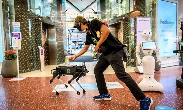 Робот раздаёт дезинфицирующее средство