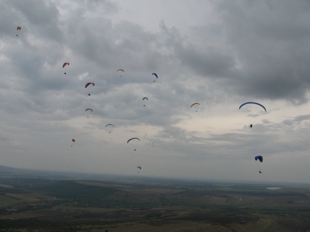 Так выглядит небо в разлетающихся во все стороны парапланчиках. г.Юца, ставропольский край. Фото из личных архивов.