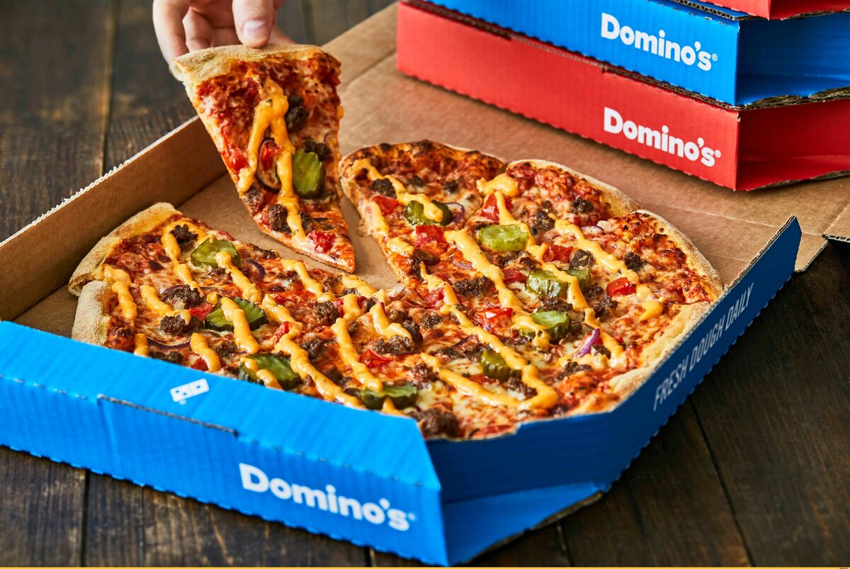 Domino pizza отзывы. Domino s pizza. Пиццерия Domino's pizza. Пицца Веджи Доминос. Чизбургер пицца Домино.