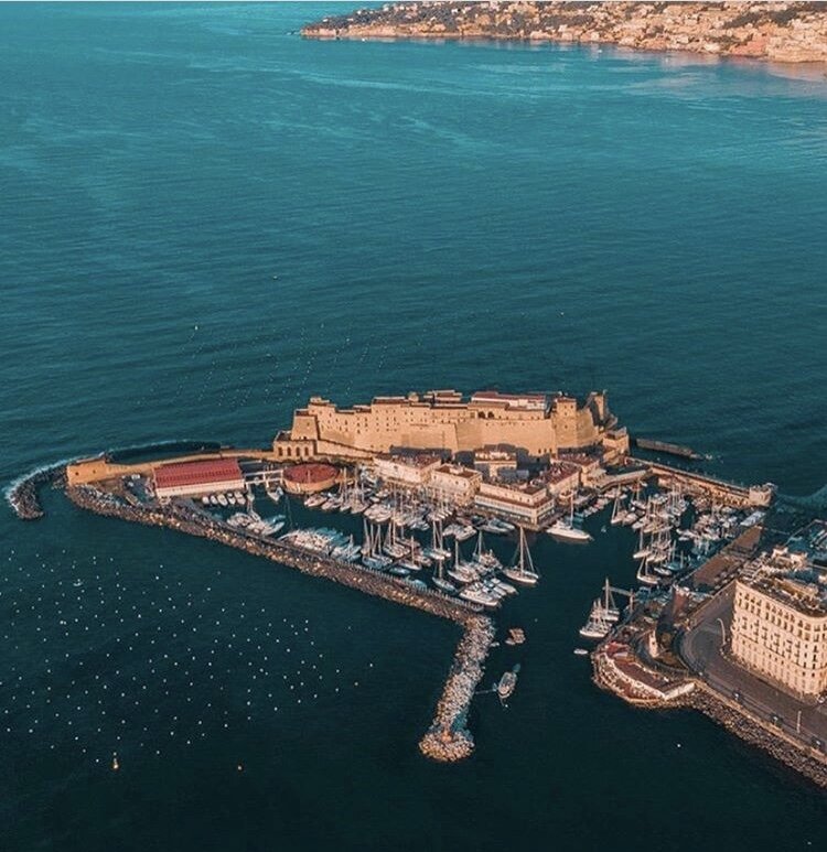 Морская бухта и замок Castello dell’Ovo