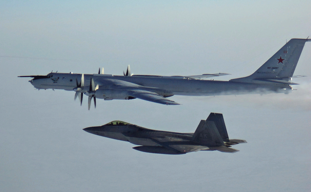 Самолет ТУ-142 и истребитель F-22 