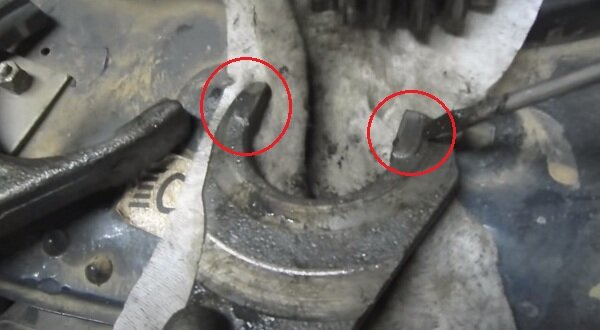 На вилках включения передачи изнашиваются отливы, что приводит к появлению люфта и самопроизвольному выключению передачи