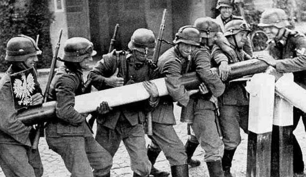 Немецкие войска нападают на Польшу в 1939.