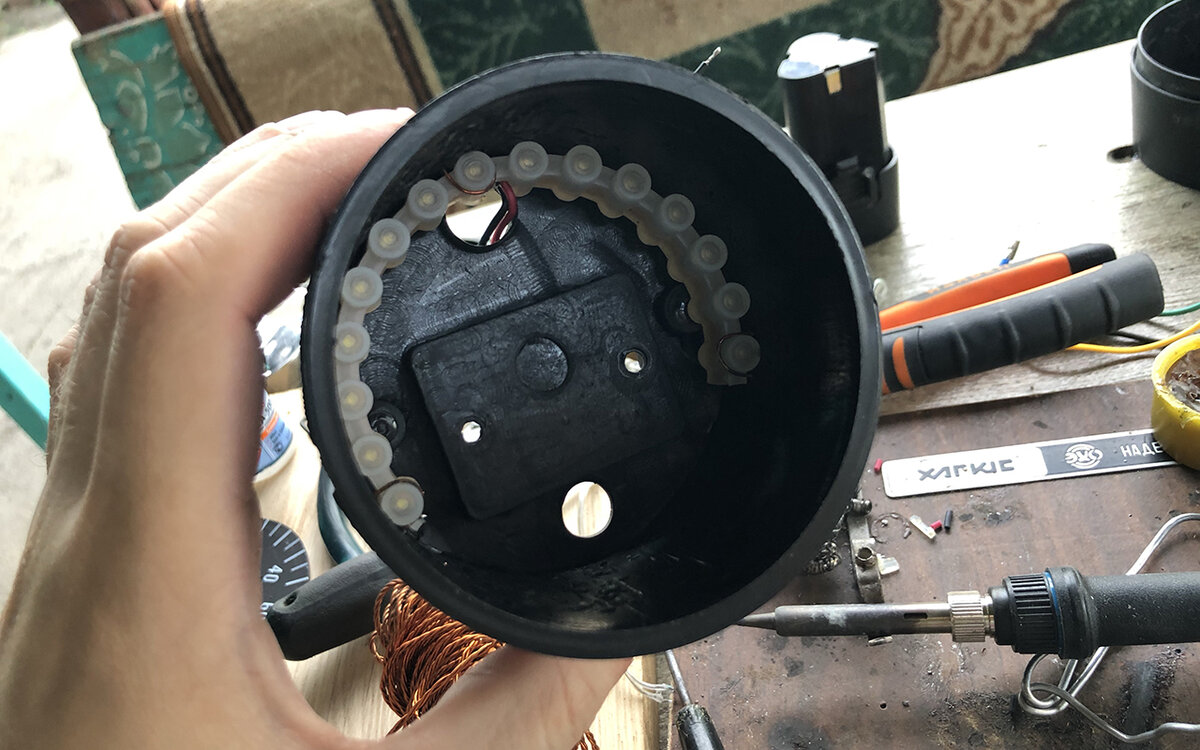 То же самое сделал в корпусе тахометра.