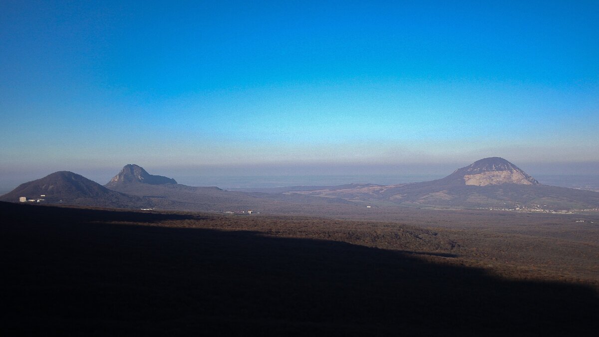 Вид на горы слева направо: Железная, Развалка, Змейка