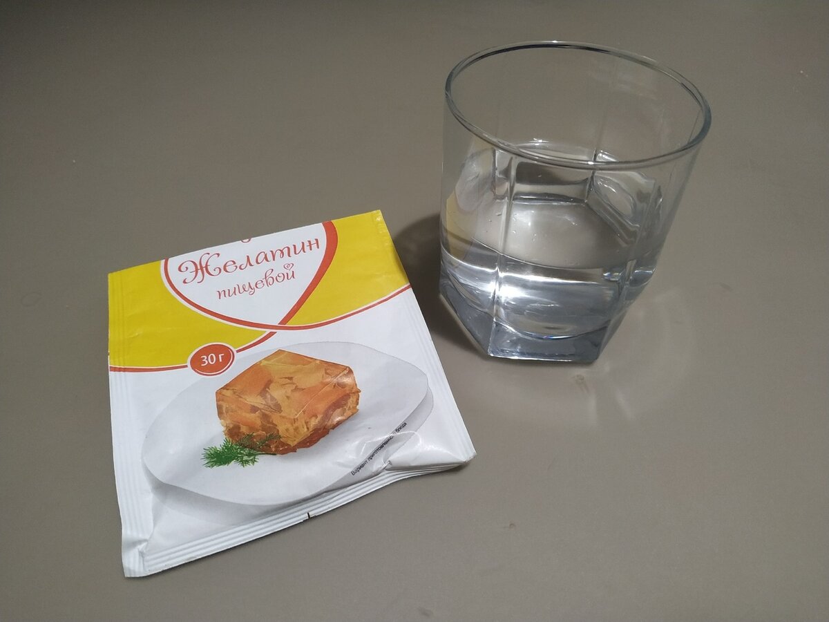 В 50 мл воды замочить желатин на 10 минут при этом иногда перемешивать, чтобы желатин не прилип ко дну. Спустя 10 минут доливаем 100 мл воды и ставим желатин на огонь. Греем до полного растворения, но не доводить до кипения. Затем снимаем с огня и сразу же приступаем к следующему шагу.