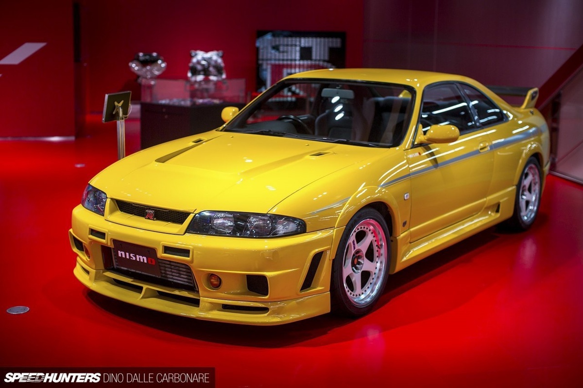 Автомобиль Прославивший Nismo

В 1997 году Nismo (известное также как Nissan Motorsports International) выпустило автомобиль под названием 400R, который базировался на шасси Nissan Skyline GT-R BCNR33. Этим автомобилем в Nismo хотели показать миру каким должен быть Skyline GT-R.

400R мог похвастаться полностью переработанным и переосмысленным двигателем RB26. За его постройку отвечали Reinik и плод их труда называется RB-X. Двигатель RB-X объёмом 2.8 литра обладал огромным количеством доработок, (система смазки, ГБЦ, турбины) и выдавал 400 лошадиных сил. Автомобиль также мог похвастаться обвесом, который был создан специально для него. Передний бампер получил дополнительную вентиляцию N1 с каждой стороны выемки для номерного знака, так же как и другую губу, более вентилируемую. Интеркулер для 400R разработали с нуля (позже добавленный в каталог Nismo) и снабдили его карбоновой направляющей для воздуха — деталь, которая опционально была доступна при покупке Skyline GT-R у дилера Nissan.