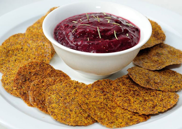 Льняные хлебцы с соусом из клюквы