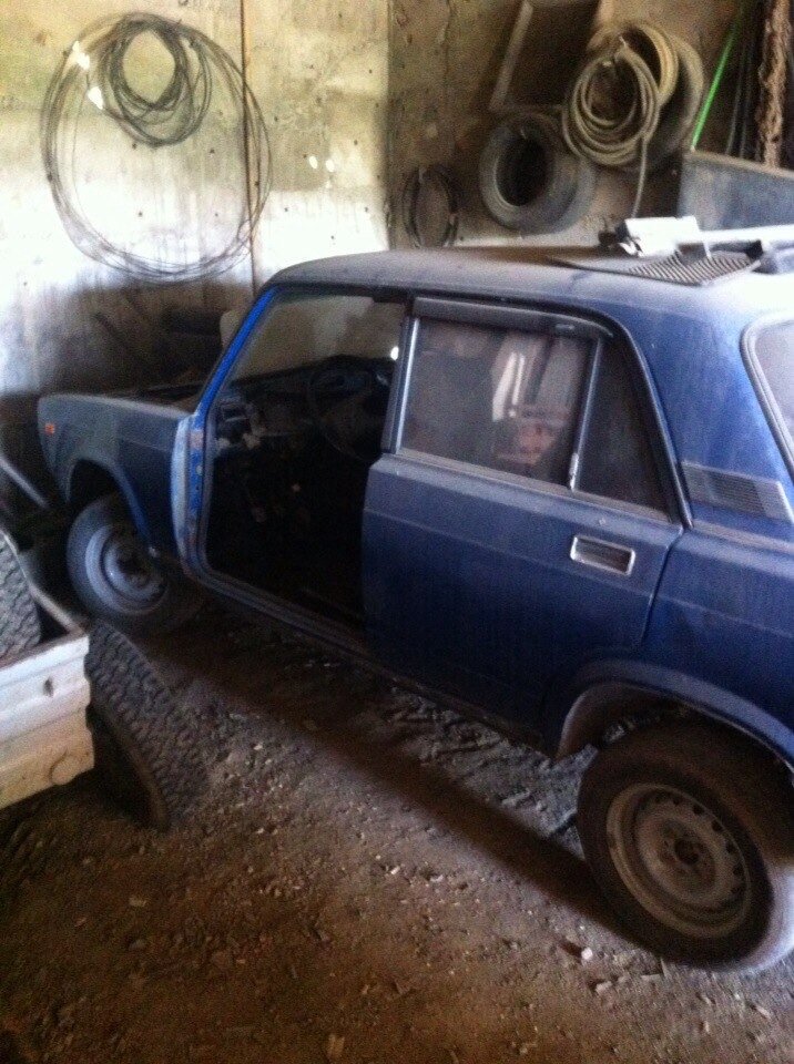 Все началось с очень малого на данной фотографии достался этот автомобиль за символическую цену. Данным автобиль был 2001 года, был списал под утилизацию, про это же распишу чуть позже.