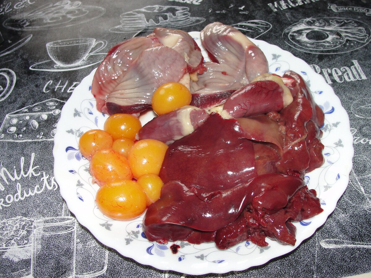 Из потрохов получается изумительный суп, желтки кидаем за 3 мин до готовности.