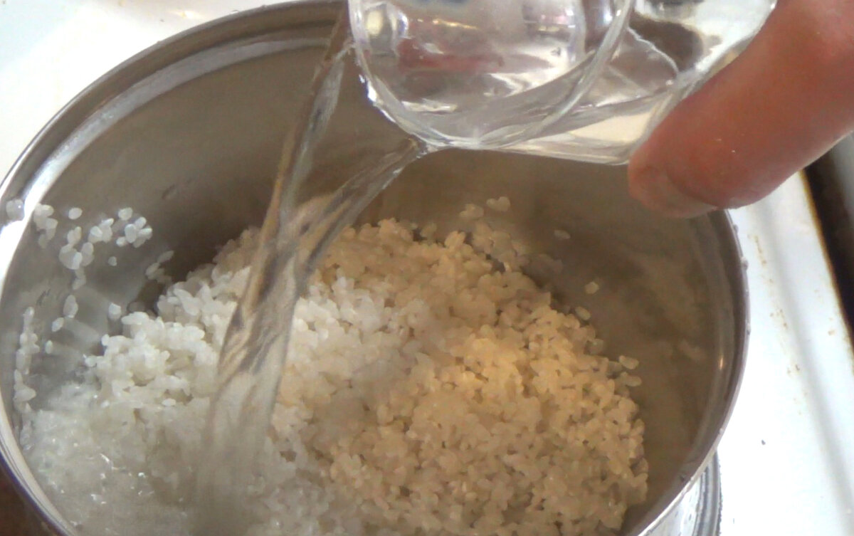 Промыть рис. Пропаренный рис промывают. Заливаем рис водой. Хорошо промытый рис в воде. Замачивание риса в воде