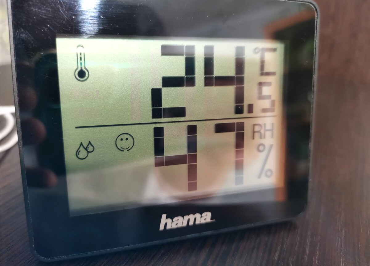 Довольны его работой (hama TH-130). Показывает влажность и температуру воздуха