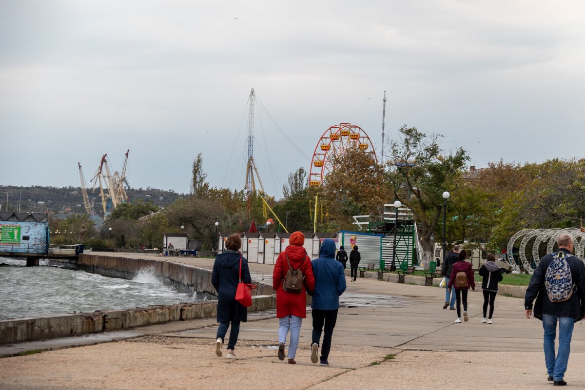 Несмотря на ветер люди прогуливались вдоль моря