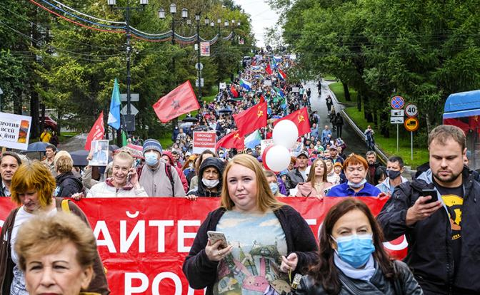 Хабаровск, июль 2020 года. Хабаровчане протестуют ! Это - серьезно ! Мирная демонстрация, обычные нормальные люди !  Не экстремисты и не террористы ! И даже - не "цветная революция" ! Народ ,который по "Конституции РФ"  является "Источником власти в РФ" ,открыто  выражает свое мнение о действиях исполнителей ЕГО власти ! фОТО ИЗ ОТКРЫТЫХ ИСТОЧНИКОВ.