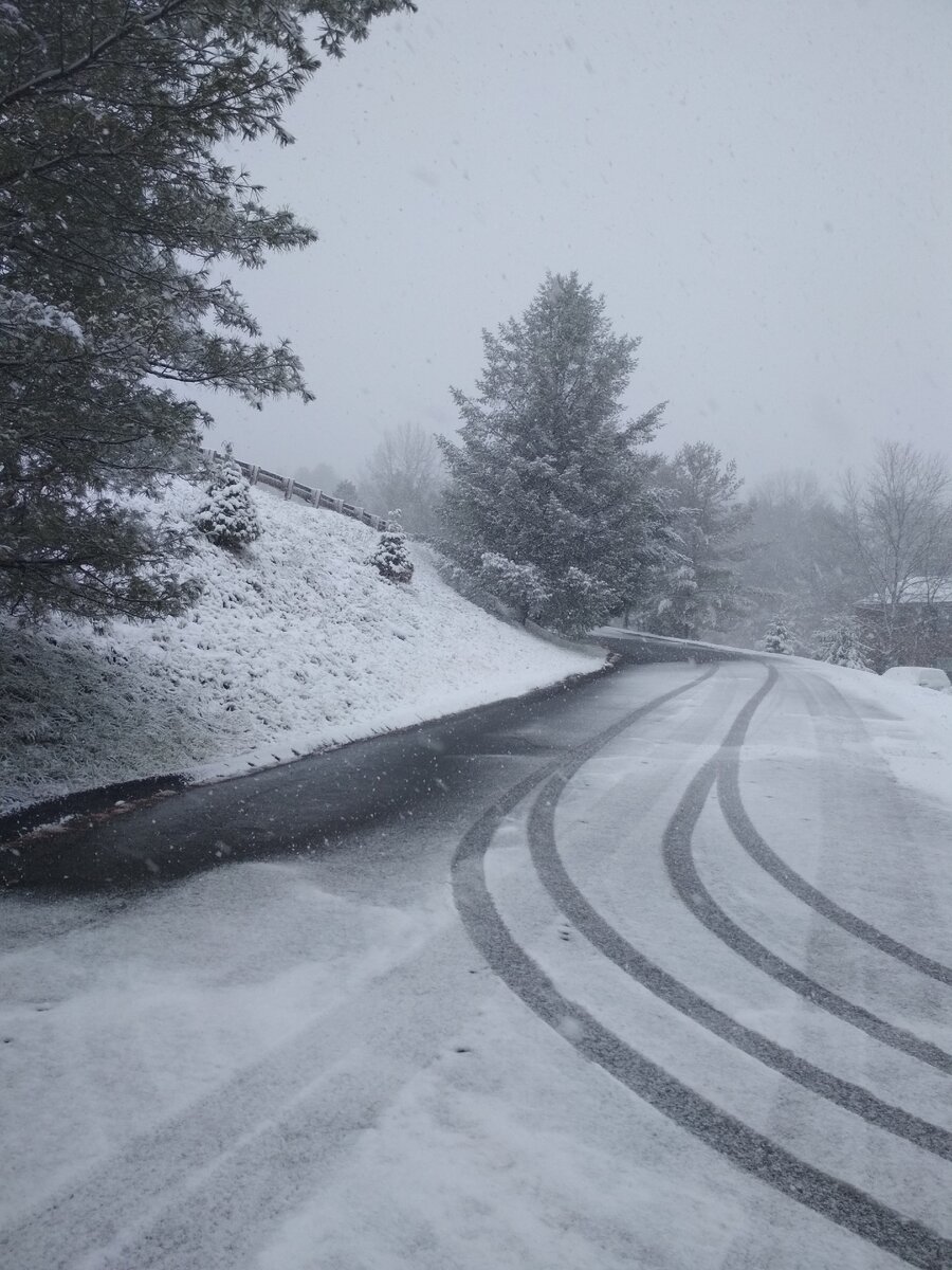 Выезд из двора апартаментного комплекса.