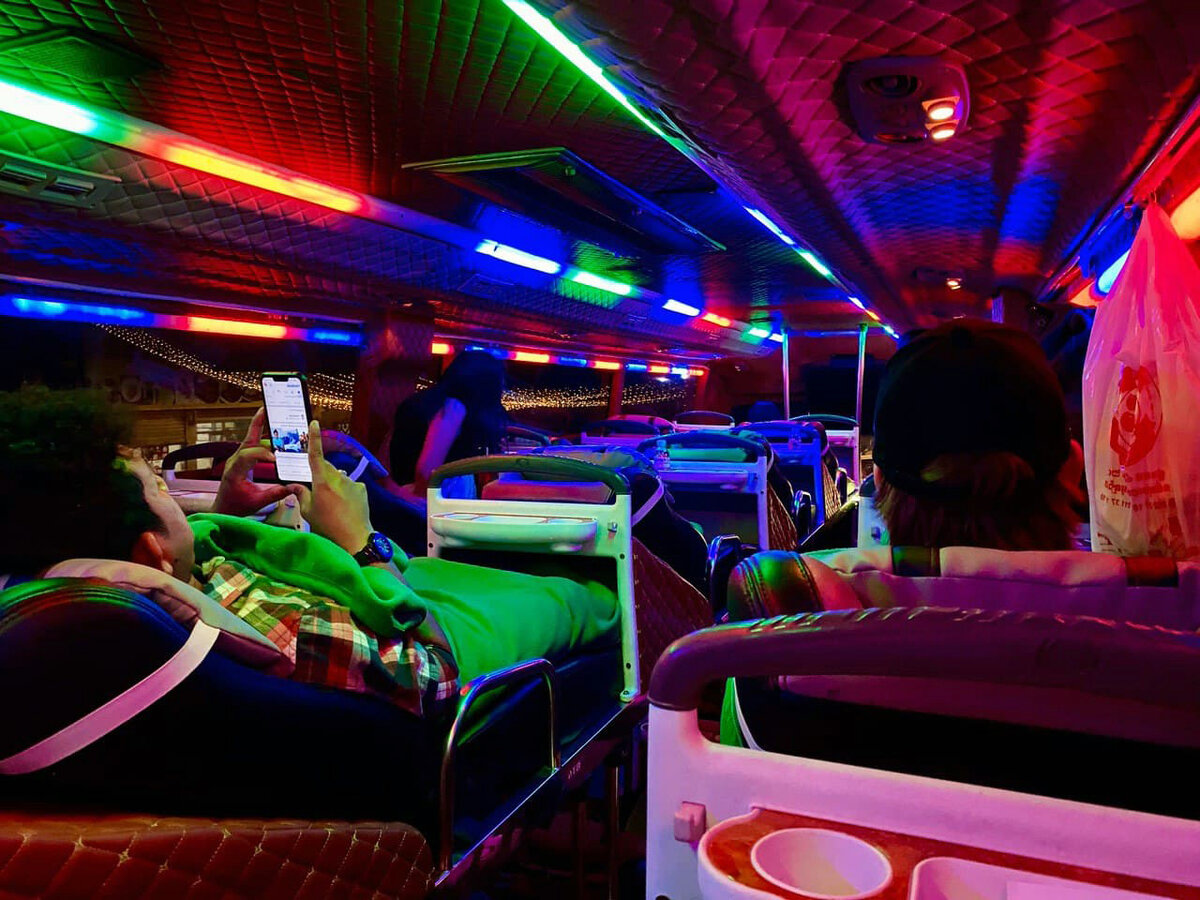 Ночной автобус, автобус в котором все пассажире буквально лежат, а не сидят.