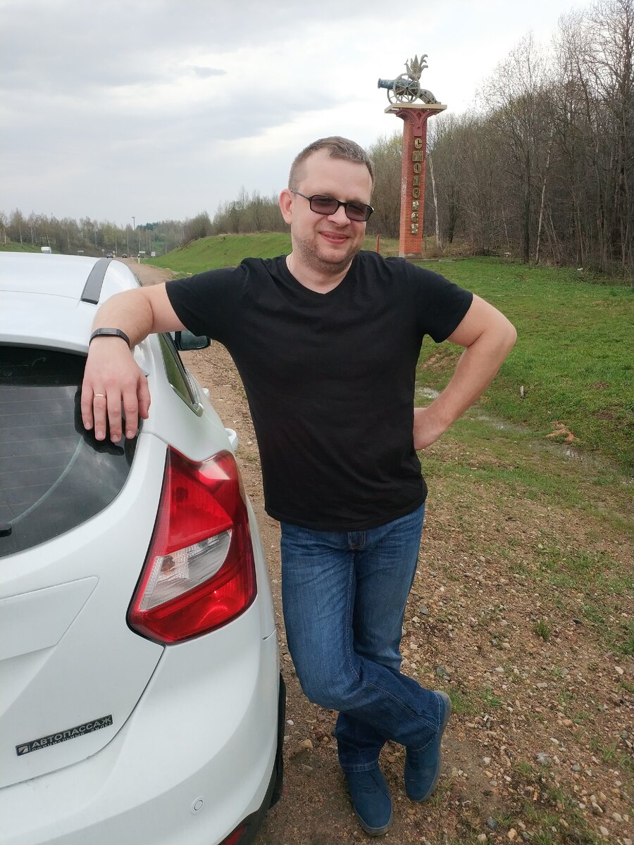 На фоне стеллы на въезде в Смоленск