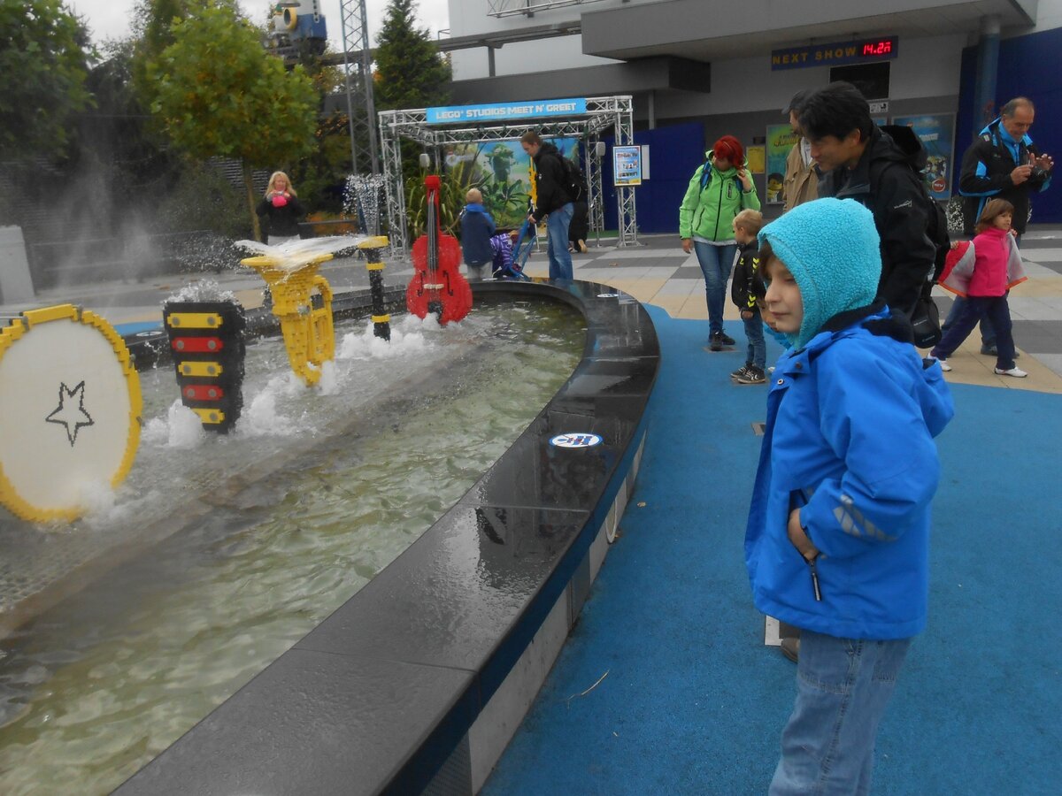 А вот кино в Леголанде бесплатное. 3D. Ждём сеанса на шведском, одновременно любуемся музыкальными инструментами. 