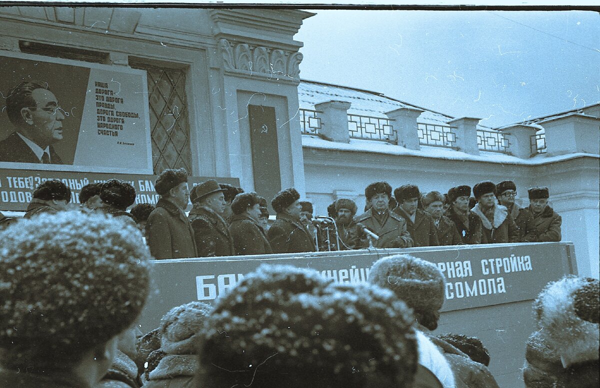 Выступает Н.В. Банников, первый секретарь Иркутского обкома КПСС. Фото Михаила Москвина