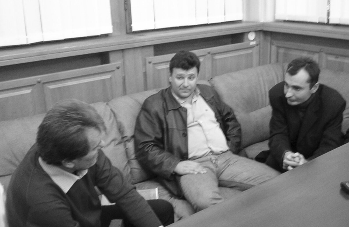 
Макаров: Значит, я, Геннадий Макаров, руководитель объединения «За культурно-языковое равноправие» и городской партийной организации «Русско-украинский союз», общественный политический центр «Россия-Украина-Европа», «Штаб защиты русских школ». Нам Александр Ильич передал приглашение от Вас на встречу, я глубоко польщен этим, и мы подготовили материал, чтобы пообщаться, обсудить эту проблему. У нас накопилось много вопросов.
Ющенко: Ко мне как к оппозиции?
Макаров: Не только как к оппозиции, но и как к бывшему премьеру.
Ющенко: Власть вам все сделала, только оппозиция мешает. Что же мы такого натворили, что уже три года прошло, а у Вас все боль в сердце стоит?
Макаров: Да. Ну, во-первых, при Вашем правлении особенную власть получили Жулинский и Драч. Был судебный процесс в Харькове над газетой «Джерельце»: русофобские и антисемитские идеи для детей печатали. Суд закрыл эту газету. Но Драч и Жулинский стояли на страже этой газеты и защищали «Просвіту».
Наша основная задача — выразить озабоченность позицией Вашего окружения.
В 2000 году во время Вашего премьерства Жулинский и Драч остались...
Ющенко: Вы что, других фамилий не знаете?
Макаров: Знаю. Тягнибок! (Этот персонаж из «Нашей Украины» призывал очистить страну от жидов и москалей — прим. редактора).
Ющенко: Кремня знаете? Сколько школ он закрыл? Тягнибока не вспоминайте, я прошу Вас, Жулинского уже не вспоминайте. Из моих уст дурного вы не услышите.
Макаров: Когда вы были премьером, было принято постановление 10-04 от 27 июня 2000 года по поводу русского языка. Помните?
Ющенко: Я прокомментирую.
Макаров: Вот Леонид Петрович Стрижко, он был депутатом третьего созыва.
Стрижко: Во время моего депутатства мне удалось принять поправку, которая была вскоре после европейской хартии о языках, предусматривающая поправки в Совет Европы. Министерство иностранных дел блокировало поправку этого документа до того момента, пока Верховный суд по формальным основаниям не зарубил эту ратификацию.
Сегодня хартию ратифицировали вторично, но это дело прошлого. Сегодня мы пришли не для того, чтобы вспоминать прошлое, а чтобы выразить озабоченность продолжением прошлой политики, которая грозит превращением всей Украины в Галичину. Это ваша политика. Это ваша практика, и практика вашего окружения. По крайней мере, таковой ее считают на Восточной Украине. Попытка сделать всю Украину Галичиной.
К сожалению, сейчас мы видим конкретные подтверждения этой политики. Речь идет об исключении русской культуры, русского языка. Процесс этот был и при вас, это общая политика.
Я хочу в связи с этим задать вопрос. Согласны ли вы с тем, что тезис «Украина — это Галичина» в корне ошибочный тезис? И согласны ли вы с тем, что пора остановить галицизацию Украины? Пора предоставить Востоку Украины жить своей жизнью. В том числе и в языковой, культурной сфере, и пора каждому региону приобрести свое лицо!
Голос из окружения Ющенко: Володя если можно...
Стрижко: Я не Володя.
...Вася!
Стрижко: И не Вася!
Ющенко: Я родился восточнее Вас, вы знаете?
Стрижко: Ну, так что, это ничего не гарантирует.
Ющенко: Я свой кругозор хочу обозначить. Когда вы говорите, что Украина — это Галичина, вы принижаете себя, прежде всего.
Стрижко: Это попытки вашего окружения.
Ющенко: Я кандидат, не мое окружение кандидаты. Давайте, раз уж мы с вами встречаемся, проявим внимание к тому, что мы хотим эту проблему решить, или вы хотите оставить это обращение и пойти одними дверями, а я другими.
Вы переживаете за Украину, и я переживаю за Украину. Если мы переживаем за Украину, то мы обязаны сесть и один одного выслушать. Что-то может нас отличать, но если мы поговорим немного, я думаю, если мы повыбрасываем передовицы газеты «Правда», то до всего договоримся. Только давайте без наездов.
Петр Ющенко (брат В.Ющенко): Шесть лет мы строим церковь в селе, которая была разрушена в 33м году. В ней служит протоирей Московского патриархата, отец Геннадий, до него был отец Георгий. Сегодня к нам в село приехал десяток служителей автокефальной церкви. Это всего в 210 километрах, проверьте. Это же дух. Мы же там причащаемся!
Стрижко: Это заслуга той общины, которая живет в этом селе.
Анатолий Матвиенко (руководитель харьковского штаба Ющенко): Мы перешли в тон какого-то агрессивного нападения, давайте уважать друг друга. У нас протокол, буквально за три минуты мы должны закончить.
Моисеев: Буквально два слова можно сказать? Я был вне политики долгое время, издаю газету «Тайны века», касающуюся вопросов духовной сферы. Так сложилось.
В политику я пошел после указа, в котором говорилось, что вся реклама должна быть на украинском языке. Дело в том, что и так было мало рекламы в газете, а сейчас совсем перестали давать, меня лично это затронуло, мои интересы.
И я вот что еще хотел сказать. Читая Евангелие, я обратил внимание на такую фразу: «Богу — Богово; Кесарю — кесарево». Иисус разделил сферы духовную и земную. Язык являет духовную сферу. И когда Кесарь начинает регламентировать духовную сферу, он вступает в единоборство с Богом.
Дело в том, что везде, где пытались регламентировать духовную сферу, успеха не было, то ли это Москва в свою бытность вела русификацию, то ли теперь обратная реакция пошла, я не знаю, из каких соображений.
В любом случае, я хочу сказать и донести, что лучше передать это естественному ходу вещей. Не заставлять людей в духовном плане подчиняться. Потому что мы подчиняемся власти материально.
Я готов платить налоги, я готов совершенно четко соблюдать все законы. Но когда мне начинают говорить: «Вот, твоя дочь должна ходить в украинскую школу», когда я русский и жена у меня русская, но так сложилось, что я родился и вырос здесь... Так, где моя Родина? Мне говорят — езжай в свою Россию. А у меня там Родины нет. У меня она здесь, в Харькове, где я родился и вырос. Это такой этнорегион. Может быть, стоит учитывать интересы людей, живущих здесь. Духовные интересы.
Макаров: Когда Вы покритиковали Гавриша за глупость, которую он предложил о запрете русского языка, я поддержал Вас внутренне. Но, когда я посмотрел результаты голосования... Да, Вы не проголосовали за этот закон лично, но фракция проголосовала.
Ющенко: Инициатива по рекламе принадлежит регионам, мы ее не поддерживаем. Налоги должны быть равными для любых изданий, российских или американских. Фискальная политика должна быть с одним принципом для всех, и это наша позиция. Почему мы выступили против? Не с этой стороны нужно делать.
Друзья, по вашему делу. Две части — организационная и комментирующая.
По организационной части.
Поскольку эта тема традиционно возникает за три месяца до выборов: двойное гражданство, статус русского языка.
Ответ почти хором: Мы занимаемся этим постоянно.
Ющенко (обращаясь к Стрижко): Чего вы злитесь, посмотрите на меня, я у Вас ничего не взял.
Стрижко: Вы не взяли? Ошибаетесь.
Ющенко: Тогда ходите к тем, кто дает.
Продолжу важную тему. Во время выборной компании ставка на двойное гражданство и статус русского языка — это ловкачество. Политики, которые это обещают, пусть это и делают, они это не ввели и не введут. Это нечестные политики.
Я одно могу сказать относительно любого языка. Начну с того, что невестка у меня русская, вот уже 34 года говорит на русском языке.
Моисеев: А у меня тесть с Галичины.
Ющенко: Вот послушайте. Мои дети: один ребенок учит испанский, другой — арабский, третий — французский. Жена — английский. Один я, как телепень, владею только украинским и русским со словарем.
Поезжайте в Японию, спросите японца — он знает три, четыре языка.
А мы за петли друг друга хватаем, выясняя на каком языке мы будем говорить.
Моисеев: Мы против духовного насилия, по желанию я выучу украинский.
Ющенко: Проблема языка не должна стоять так, как она стоит. Одна часть людей или родилась здесь, или приехала, говорила, говорит, и говорить будет на русском языке, за этим стоит национальность, культура, традиции, сказки.
Это мир, в котором он родился, и он говорит, это мой мир. И нас тут не десять, нас таких миллионы. И вы видите, мы граждане не России, мы граждане Украины.
Моисеев: Мы все потомки Владимира Мономаха. Это отец трех народов.
Ющенко: Это сюжет просто, я вывожу сейчас на развязку. Если мы являемся гражданами Украины, эта власть должна уважать наши интересы.
Начинается с того, что родился ребенок; вот я хочу, чтоб он ходил в детский садик, где есть русский язык; в школу, где есть русский язык; в институт, где есть русский язык. Чтоб он пришел домой и включил телевизор, где есть русскоязычный канал.
Это мое отношение к любой общине, только такая политика будет успешной.
Когда я к Касьянову приехал в 2000 году, и он мне говорит о проблеме русского языка и о чем-то еще. Я говорю, что у нас в Украине премьеры больше года не держатся, за один год я готов взять обязательства по десяти вопросам. И в свою очередь напишу десять вопросов по украинской общине. И мы легче подойдем к решению.
Стрижко: Для того, чтобы внутренняя политика развивалась так, как вы говорите, нужны государственные гарантии, которыми является официальный статус русского языка. Вы же государственный человек, должны быть гос. гарантии политики, о которой вы говорили.
Ющенко: Вы думаете, что эта проблема решается одним вопросом статуса, а я говорю, что это ошибочная позиция. Вносите сегодня в парламент, пусть Янукович вносит статус русского языка.
По сути вопроса, о котором вы говорите, это нам следует провести конференции, опросы, это системные инициативы, нам нужно подготовить не только 425 человек в парламенте, но и население тоже. Моя рука не будет против какой-либо общины, или русской, или болгарской, или еврейской. Мы живем в третьем тысячелетии.
Моя просьба такая. Мы договорились, что это прелюдия. Давайте мы договоримся так, у меня есть полномочные представители: Анатолий Сергеевич Матвиенко и Александр Сергеевич Зинченко. Давайте договоримся, если в этих материалах есть серьезные моменты, которые требуют конкретно моей работы и работы моей команды, я готов на формальном уровне провести второй этап нашей встречи, где будет конкретный разговор, будем разбираться с вопросами, можно ли решать их сейчас или же переносить на будущее.
На этом наша встреча завершилась. Как говорится: Слово не воробей — вылетит, не поймаешь. Важно, что человек говорит, но не менее важно, что он при этом думает и собирается делать, если все сходится, то вопросов нет, а если нет?
Хотелось бы верить словам, но уж очень много поводов сомневаться. Предвыборные обещания есть предвыборные обещания и весят они, как правило, не много.
Но только не на весах кармы.