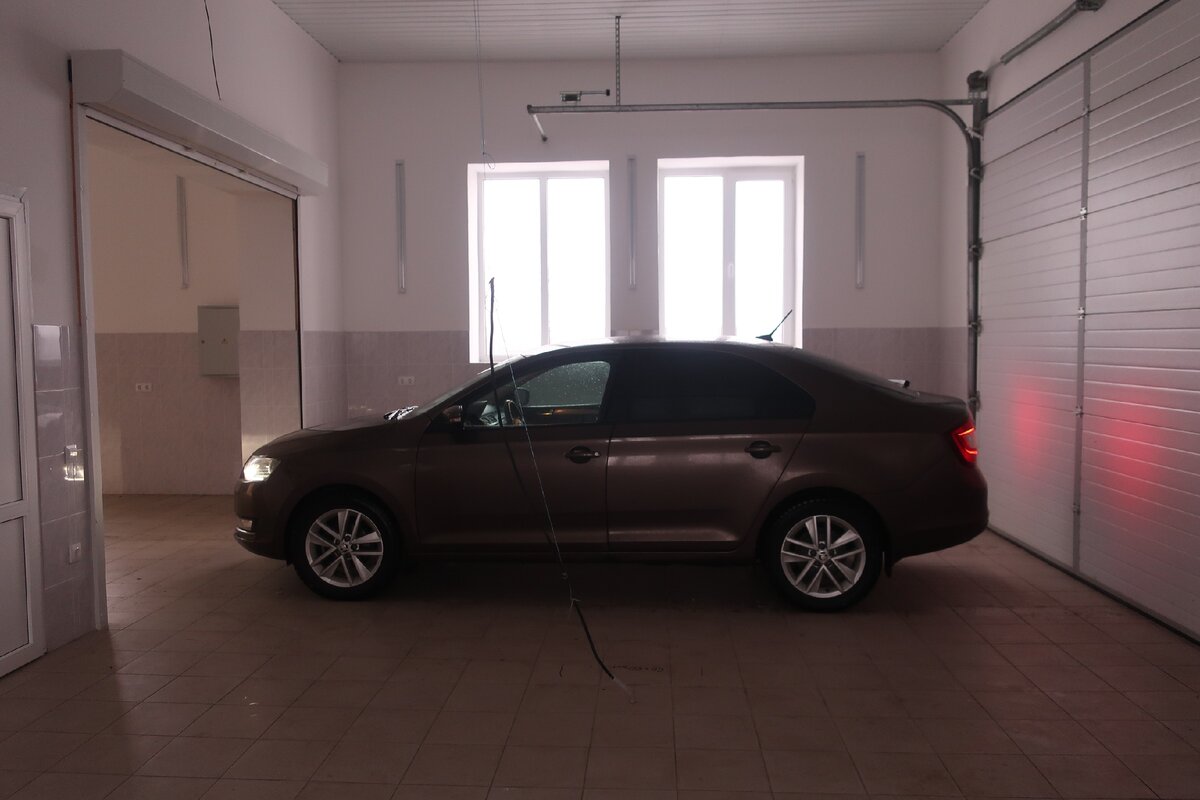 если кто-то не разбирается в марках и не видит конструкции крышки багажника, то запросто можно перепутать лифтбек с седаном, согласитесь