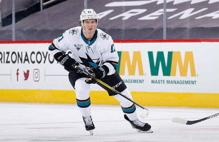 Карьера Николай Кныжова нетипична для русского игрока НХЛ – все это время он максимально незаметен для широкой аудитории. Защитник не был звездой ни в североамериканских юниорках, ни в МХЛ, он не успел толком засветиться в КХЛ. Да, ездил на МЧМ-2018 – но кто помнит его игру на турнире? Судя по тому, что даже после турнира он остался незадрафтован, почти никто. Все, что было у Николая – два неплохих сезона в ВХЛ за «СКА-Неву». Скаутам и руководству «Сан-Хосе» это показалось достаточным, чтобы летом 2019-го предложить контракт 21-летнему игроку. Хоккей сегодня,
Русский защитник «Сан-Хосе» набрал первое очко в НХЛ. Да, в «Шаркс» есть наш игрок
Знакомьтесь, Николай Кныжов.
Карьера Николай Кныжова нетипична для русского игрока НХЛ – все это время он максимально незаметен для широкой аудитории. Защитник не был звездой ни в североамериканских юниорках, ни в МХЛ, он не успел толком засветиться в КХЛ. Да, ездил на МЧМ-2018 – но кто помнит его игру на турнире? Судя по тому, что даже после турнира он остался незадрафтован, почти никто. Все, что было у Николая – два неплохих сезона в ВХЛ за «СКА-Неву». Скаутам и руководству «Сан-Хосе» это показалось достаточным, чтобы летом 2019-го предложить контракт 21-летнему игроку.
«Молодой, техничный защитник, который хорошо катается, может использовать скорость и физическую силу, чтобы помешать сопернику», – объяснял подписание Даг Уилсон. Пока кажется, что в «Шаркс» не прогадали.

Первые полгода Кныжов, разумеется, осваивался в АХЛ, но в марте 2020-го ему дали дебютировать в главной лиге мира – и с тех пор больше не спускали в фарм. Во-первых, помешала пандемия – с резким завершением регулярки закончился сезон для «Сан-Хосе». Во-вторых, Кныжов, за лето прибавивший в мышечной массе 9 кг, не дает повода для ссылки: конечно, он еще только учится и привыкает к НХЛ, но даже сейчас показывает, что готов к такому хоккею – пусть и на 10 минут в матче. Летом из клуба ушел Тим Хеед, освободив место в обороне – но это не означало, что Николаю выдадут абонемент в основу. Просто он заслуженно выигрывает конкуренцию у Миддлтона, Мелоша, Клаэссона, Пасичнука, Меркли, Яроша.
В игре с «Лос-Анджелесом» русский домосед наконец-то набрал свой первый результативный балл в НХЛ: продолжил позиционную атаку при отложенном штрафе – и отправил шайбу Марло, который в этот вечер официально выходил на третье место в истории лиги по количеству матчей. Патрик же отдал Кутюру на пустые ворота. Это первая результативная передача Кныжова – в его 14-й игре за «Сан-Хосе». Дата первой шайбы пока остается открытой – но она наверняка будет. Главное – попадать в составе, а для этого Николай делает все. У него в два раза больше хитов (10), чем у Влэшика или Карлссона, и столько же, как у Бернса – только Брент почти в 3 раза дольше на льду. По блокированным броскам (8) Николай, конечно, уступает другим защитникам, но, опять же, это во многом связано с его айстаймом – в среднем пока 10:50. Ролевая модель? Бренден Диллон, четвертый номер. Я давно за ним смотрел. У нас схожий стиль игры. Оборона стоит во главе угла, первый пас, бросок», – рассказывал Кныжов сайту НХЛ весной 2020-го, после дебюта. Диллон ушел из «Шаркс» в «Вашингтон» недели за три до этих слов, но, кажется, Кныжов выбрал правильный ориентир. В конце концов, в команде, где защитники – это Бернс и Карлссон, должен же кто-то действительно обороняться.