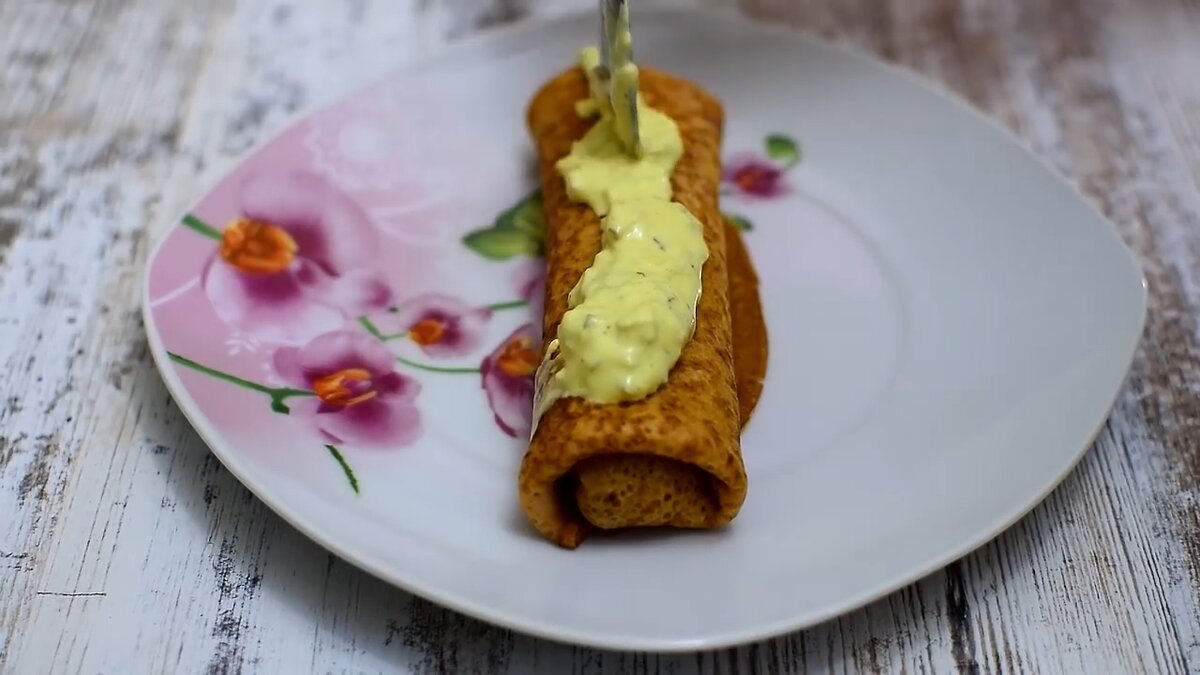 Готовлю необычные блины, они будут на кетчупе, с мясом и с соусом из маринованных огурчиков. Очень вкусно!