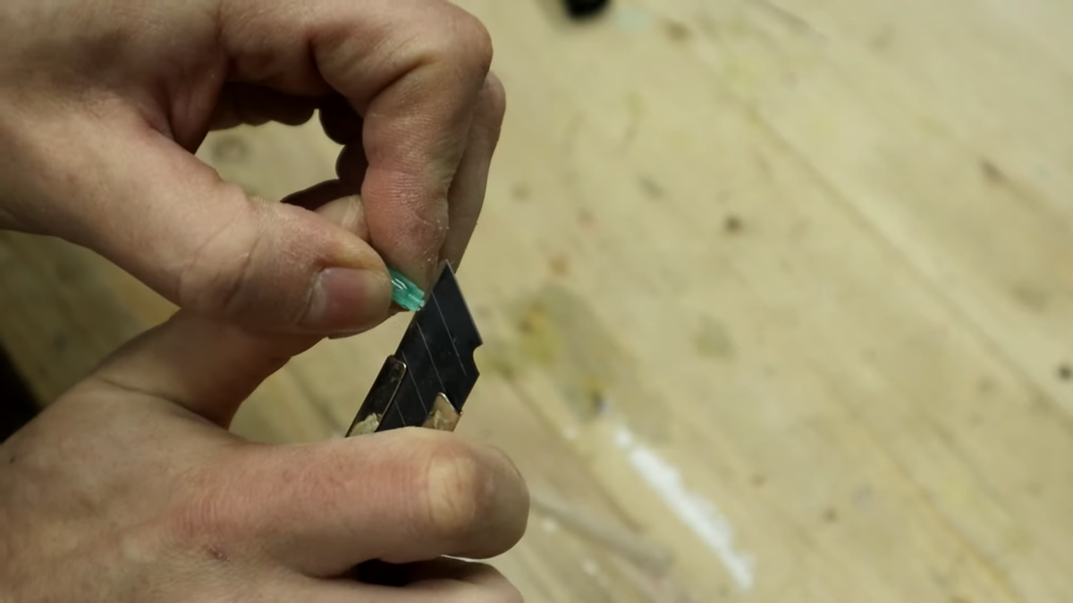 Работаем аккуратно, чтобы не соскочил нож, но лучше резать от себя, но я привык так