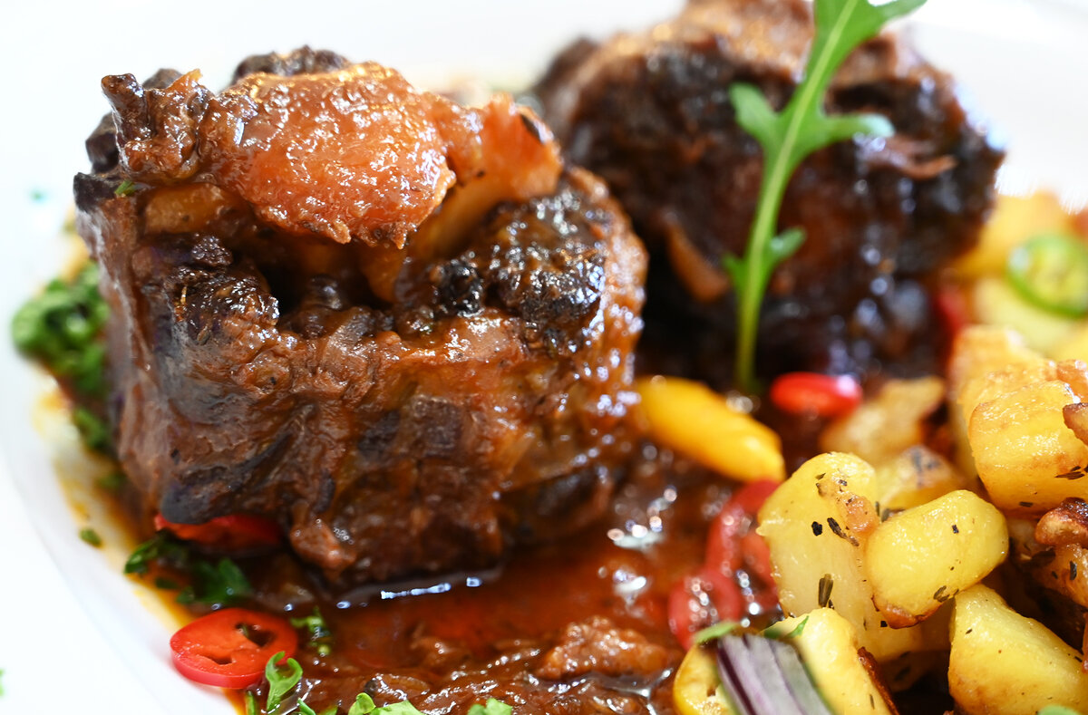 Как приготовить говяжьи хвосты быстро и вкусно. Хвост говяжий рецепт приготовления с фото. Баранина козлятина ягнятина. Говяжий хвост блюдо. Говяжий хвост блюдо.