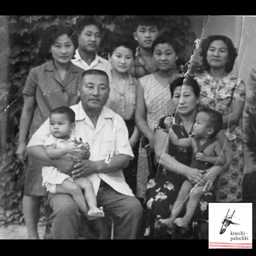 Большая семья 이성표  и 박분옥   Младшего сына на фотографии нет. Он тогда был то ли на практике, то ли в стройотряде от Ленинградского судостроительного.                      колхоз им.Димитрова Ташкентской области.  1964г. 