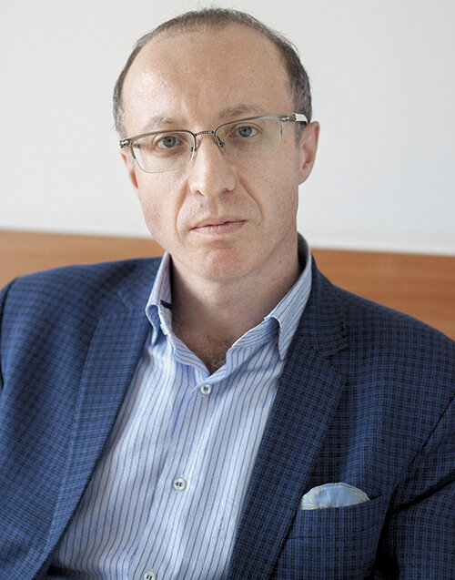 Юрий Минкин, руководитель департамента разработки беспилотных транспортных средств Cognitivе Pilot компании Cognitive Technologies , считает, что инфраструктура не является обязательным атрибутом развития беспилотных технологий: «Самое важное — это умный автомобиль. Умная дорога имеет право на жизнь как некоторый вспомогательный источник информации, но не то, что необходимо для работы. Главный вопрос — это финансы и технологическая сложность. Сделать умную дорогу даже в пределах одного города — это уже огромные затраты, причём и на создание, и на поддержку. Второй момент — отсутствие гарантированного способа доставки информации на борт. Существующие мобильные сети — это, по сути, радиоканал. Радиоканал не гарантирует доставку сообщения на подвижный объект. Могут быть помехи разного рода, есть зоны, где связь не работает. И даже переход с 4G на 5G не решает эту проблему. В городских условиях проблема ещё и в пробках. Будут ситуации, когда много устройств подключается к одной вышке связи, канал перегружается. Поэтому такая инфраструктура не может быть необходимой частью. Безусловно, это полезно: с борта автомобиля может быть, например, не всё видно. Для принятия решения у автомобиля есть доля секунды, и любая дополнительная информация здесь не лишняя. Хорошо, когда есть, скажем, датчики в светофорах, которые передают информацию в единый центр и он посылает её автомобилям. Но это не является необходимым элементом».