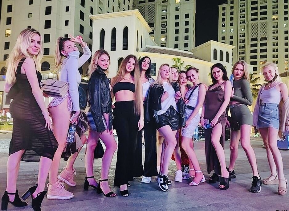 Скандал в Дубае. Группа девушек голышом снялась в фотосессии в стиле ню. "Модели" позировали на балконе небоскреба. 12 участниц и организатор перформанса задержаны полицией. Все проходят по уголовной статье о совершении развратных и непристойных действий.