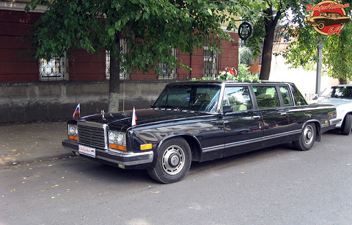 По словам владельца, он уверен, что машину, выпущенную в январе 1984 года, заложили в производство в декабре 1982 года для члена политбюро ЦК  КПСС . В объявлении указано, что в 1984-1985 годах именно в таком кузове выпустили всего 19 автомобилей этой модели. 
Хозяин машины заявляет, что купил автомобиль в 2004 году, после чего в 2005-2006 годах машину полностью восстановили работники АМО "ЗИЛ", используя при этом исключительно родные запчасти. Отдельно отмечается, что салон не подвергался ремонту и находится в полностью оригинальном состоянии.
Утверждается, что сейчас автомобиль во всем технически исправен, все системы работают в штатном режиме.
Заявленный пробег — 52 тысячи километров, но владелец подчеркивает, что после восстановления машина прошла всего около тысячи километров.

Такая есть только у меня и Майкла Джексона ©