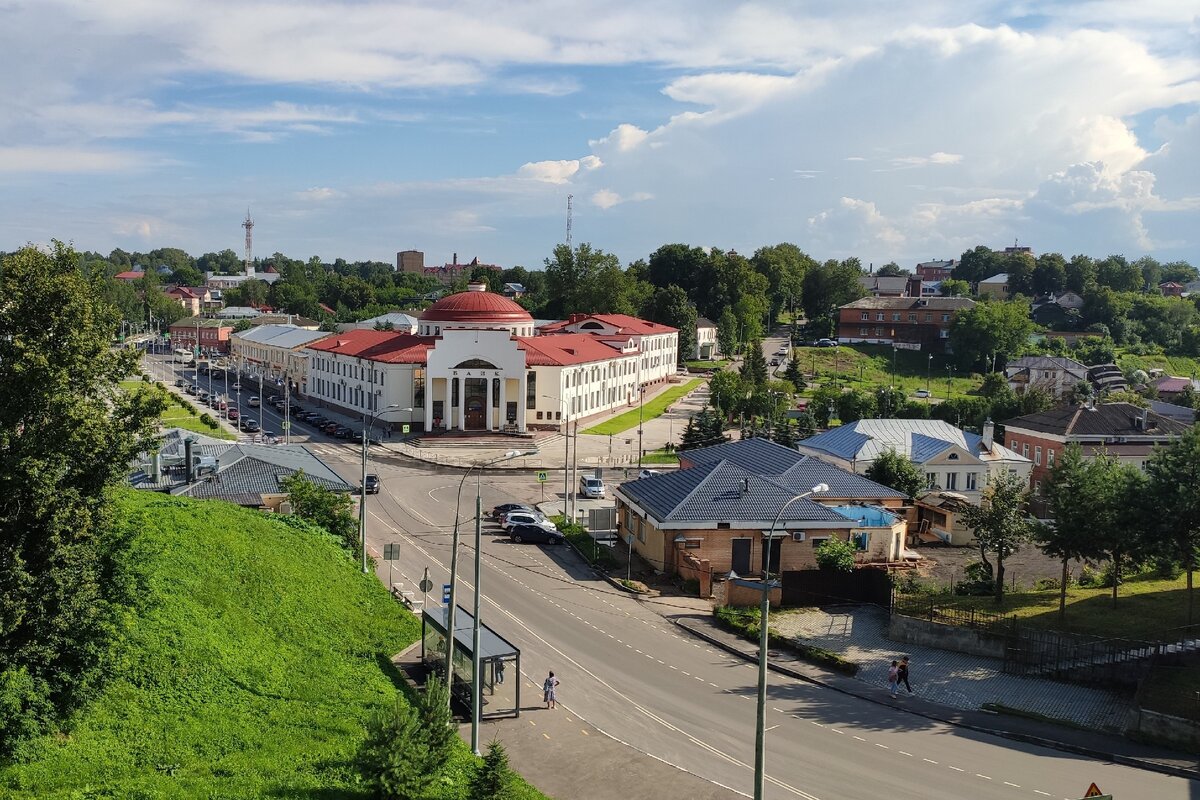 Вид с кремлёвского вала на здание банка. 