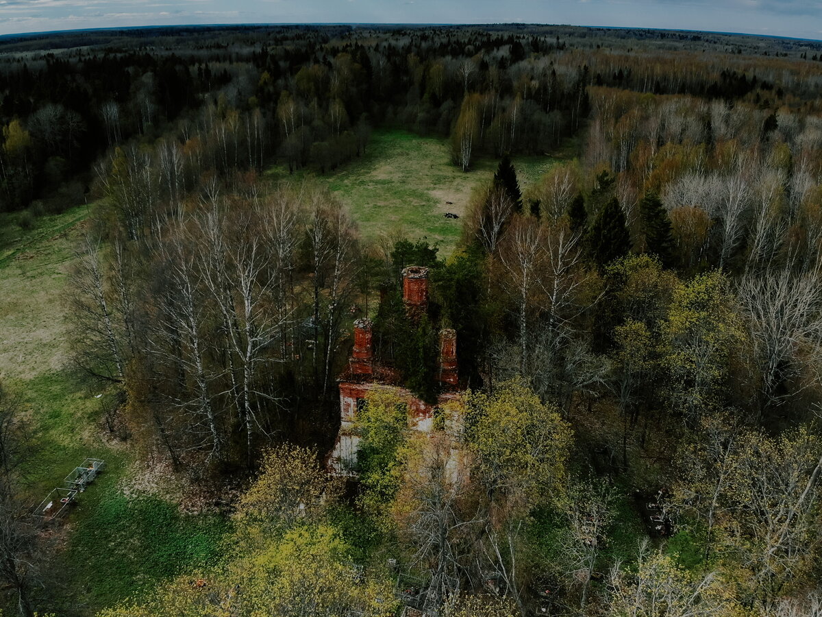 Вокруг храма - высокие деревья. Среди них спряталось кладбище