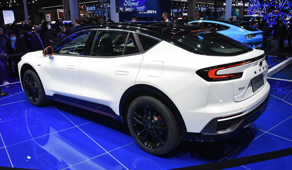 Оснащен гибридной силовой установкой и по предъявленной информации расход составляет - 1.2 л./100 км. Запас хода обещают на 1000 км без подзярядки.