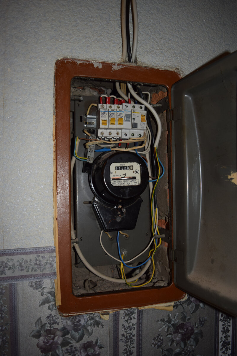 Электрощиток у старых владельцев.