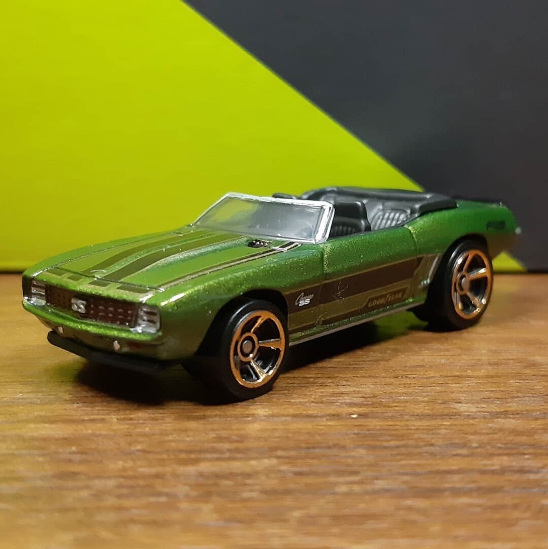 Всем привет. Сегодня хочу Вам показать автомобиль из моей коллекции. Hot Wheels 1969 Camaro серия HW Roadsters 3/5. Год выпуска модели с 2006 года. Автомобиль в кузове кабриолет. Кузов машинки верхняя часть металл. Нижняя пластик. Данная модель была доработана. Передняя часть фары и ходовые огни в хром. Поворотники в оранжевый цвет. Решетка радиатора в черный цвет. Значок в хром. На капоте воздуховод в черный. Рамку лобового стекла в хром. Заднею часть автомобиля. Фонари в красный. Бампер в хром. Спойлер в черный цвет. После не больших доработок машина стала гораздо лучше выглядеть. Если Вам не сложно поставьте лайк и обязательно подпишитесь на канал. Оставляйте Ваши комментарии. Интересно узнать Ваше мнение. Напишите если у Вас такая машина и в каком цвете. Я постараюсь для Вас делать интересный контент. Спасибо.